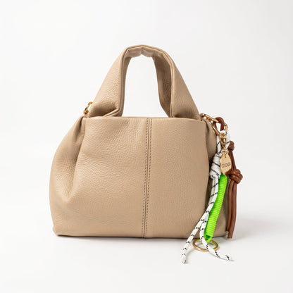 Coconuda Borsa a Mano in Ecopelle Goffrata con Charm Decorativo e Tracolla