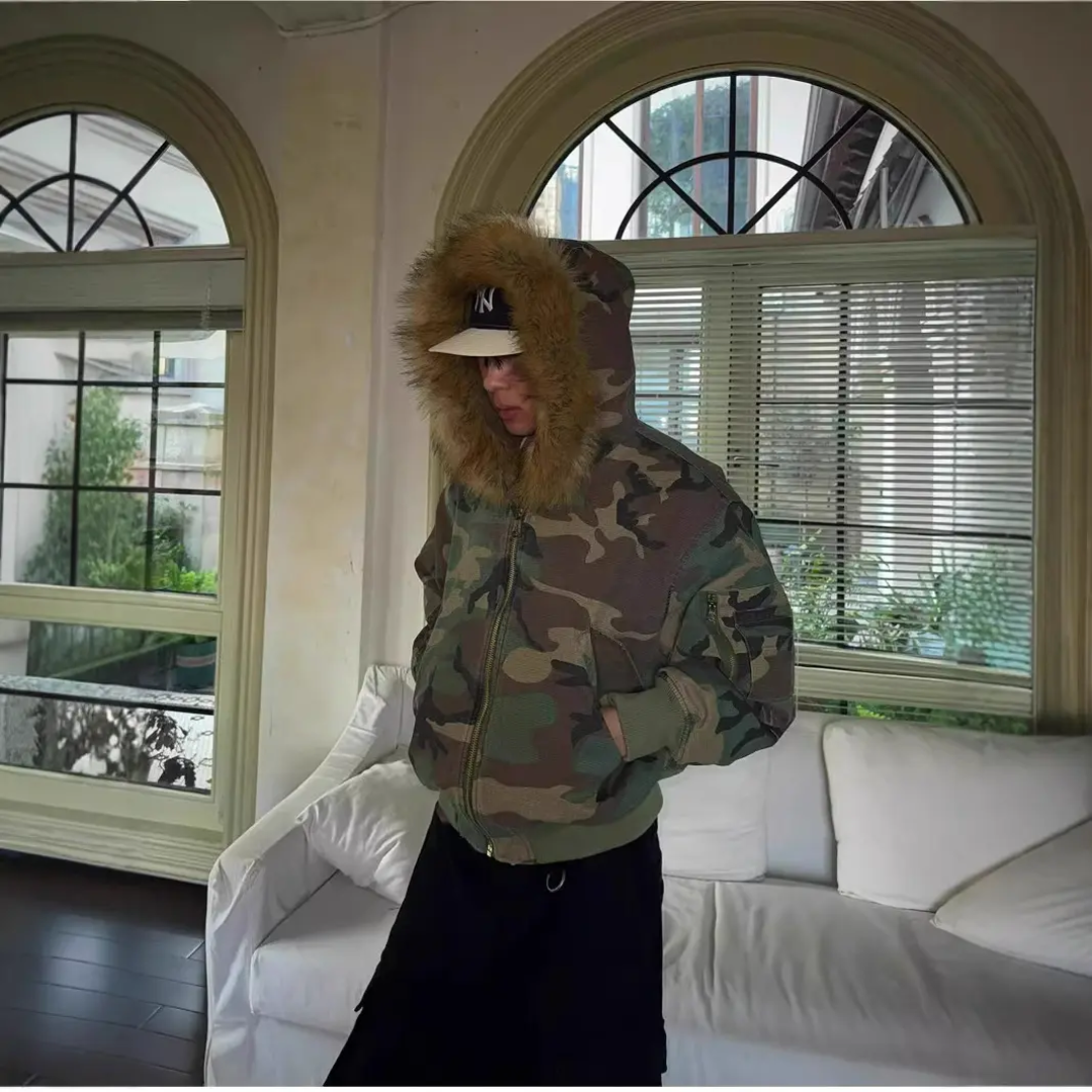 Men's Heavyweight Camo Hooded Bomber Jacket with Faux Fur Trim / Bomber Uomo Mimetico Pesante con Cappuccio in Pelliccia Sintetica